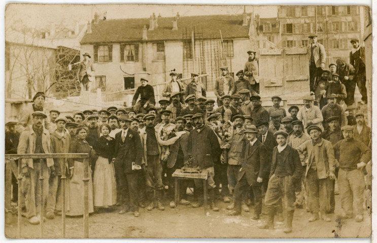 [Lieu inconnu] : ouvriers posant sur un chantier.