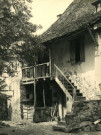 Maison traditionnelle et balcon.