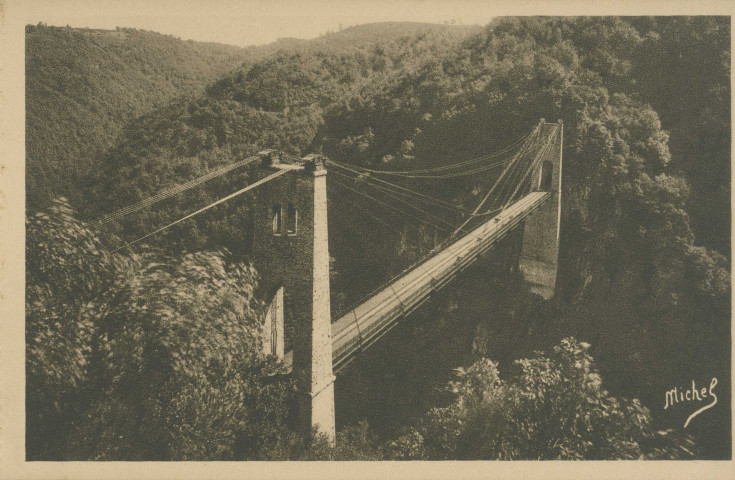 Corrèze, vallée de la Dordogne : "La Corrèze touristique - Les gorges de la Dordogne - 12 vues choisies - héliogravure de luxe "Michel" - Le viaduc de Roche-Taillade sur la Luzège, entre Lapleau et Soursac - Tramway départementaux de la Corrèze (long. 160 m., haut. des pylones 126 m., haut. 92 m.).