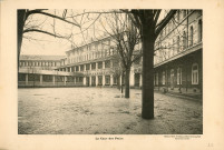 La cour des petits.