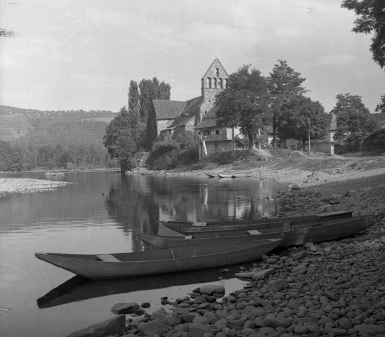 Chapelle et barques.