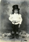 Portrait d'un jeune enfant, en haut-de forme.