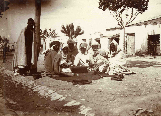 Un groupe d'hommes jouant aux échecs.