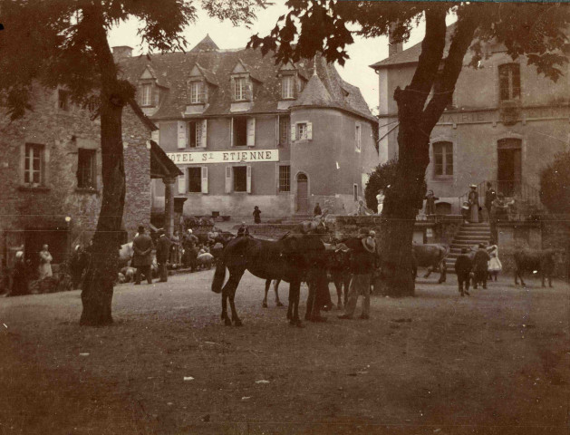 Aubazines : foire aux bestiaux sur la place.