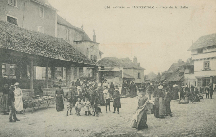 Donzenac : "614. Corrèze - Donzenac - Place de la halle".