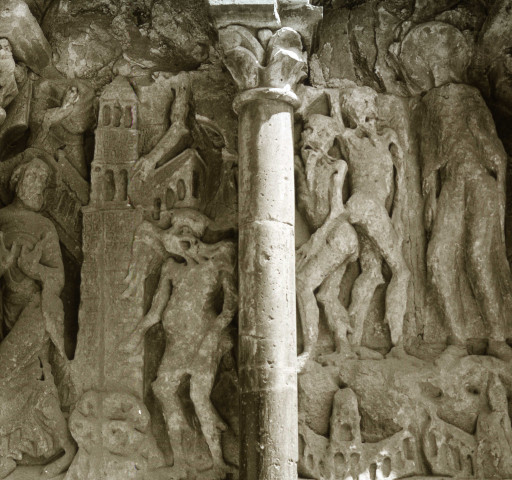 Détail du tympan du portail de l'église, la Tentation du Christ.