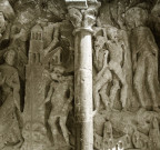 Détail du tympan du portail de l'église, la Tentation du Christ.
