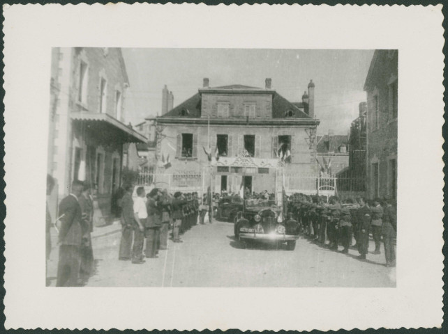 Libération, une délégation officielle en voitures et la foule en liesse.