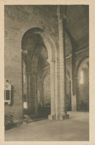 Aubazine : "Obazine (Corrèze) - Eglise abbatiale (XIIe s.) - Nef et bas-côtés".
