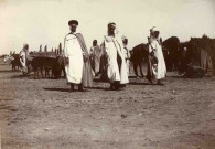 Trois notables au marché.