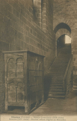 Aubazine : "Obazine (Corrèze) - Abbaye cistercienne (XIIe siècle) - Armoire (XIIe siècle) - escalier reliant l'église au monastère".