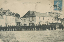 Lagraulière : "Lagraulière (Corrèze) - 1914-1915". Prise d'armes sur la place.