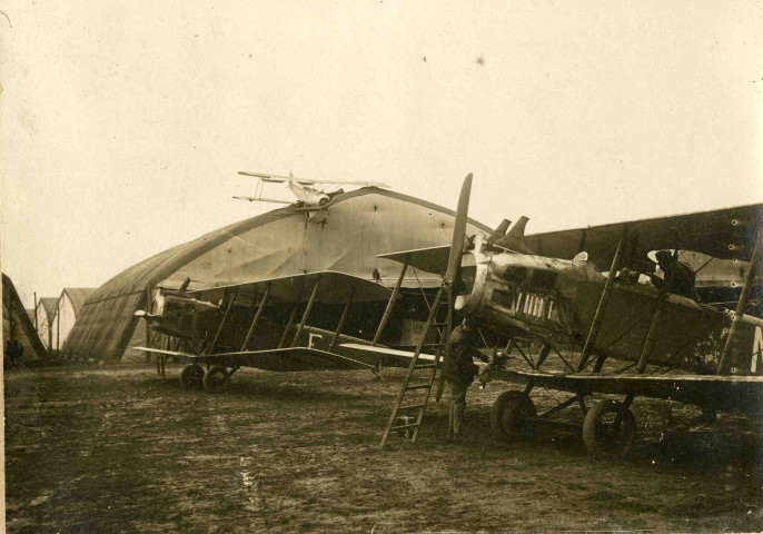 Entretien des aéroplanes et entrepot sur une base militaire.