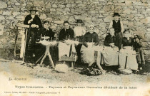 "Types limousins. - Paysans et paysannes limousins dévidant de la laine".
