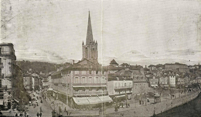 "Tulle : Place Municipale et Place Gambetta".