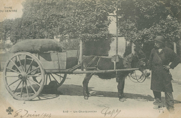 Folklore : "Type du Centre - 510 - Un charbonnier".