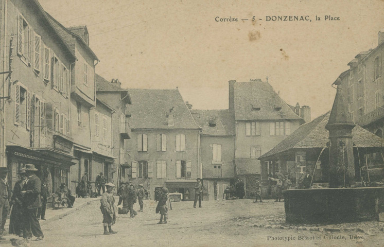 Donzenac : "Corrèze - 5 - Donzenac, la place".