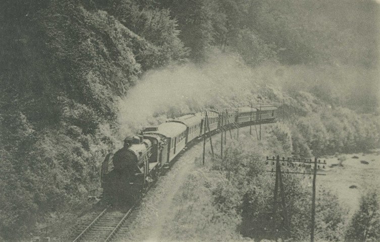 Corrèze, chemin de fer : "52. Region du Sud-Ouest - L'express Bordeaux-Clermont-Vichy entre Cornil et Tulle. Machine série 230.200.".