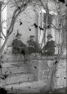 Café de la gare : trois hommes attablés en terrasse.