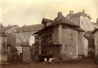 Place de la Banque et maison longeant le cours de la Solane, jouxtant un centre d'hydrothérapie.