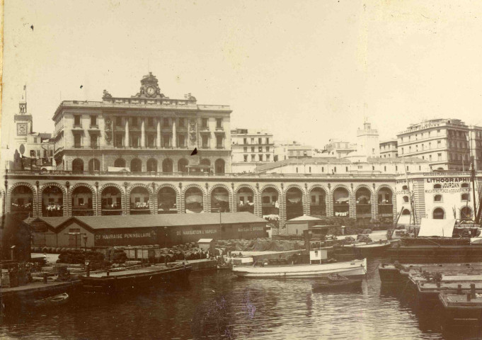 Le palais consulaire dominant le boulevard de l'Impératrice et le port.
