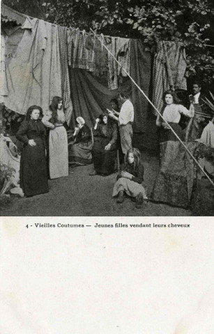 "4 -Vieilles coutumes - Jeunes filles vendant leurs cheveux".