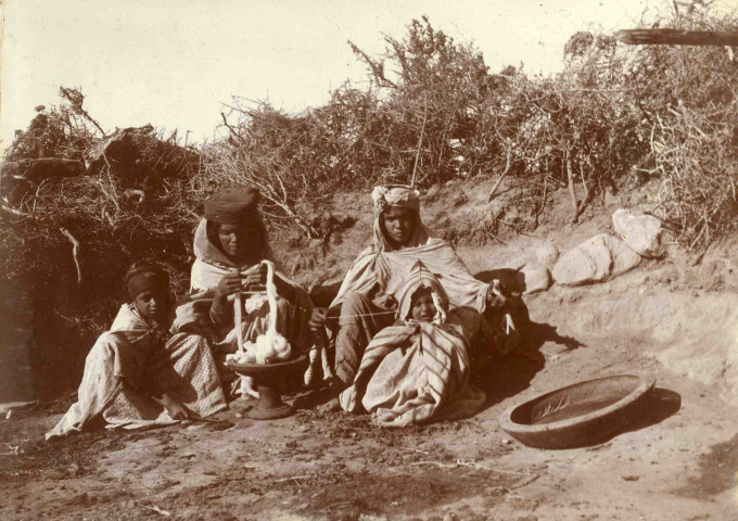 Femmes travaillant de la laine.