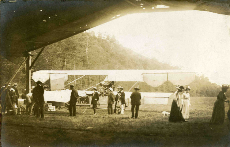 Un aéroplane au sol.