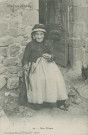 Folklore : "Type du Centre - 64 - Une fileuse".