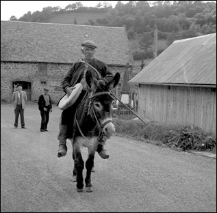Singles (63), 1958. Arch. dép. Corrèze, 35Fi 263/12, cliché Simon Louradour.