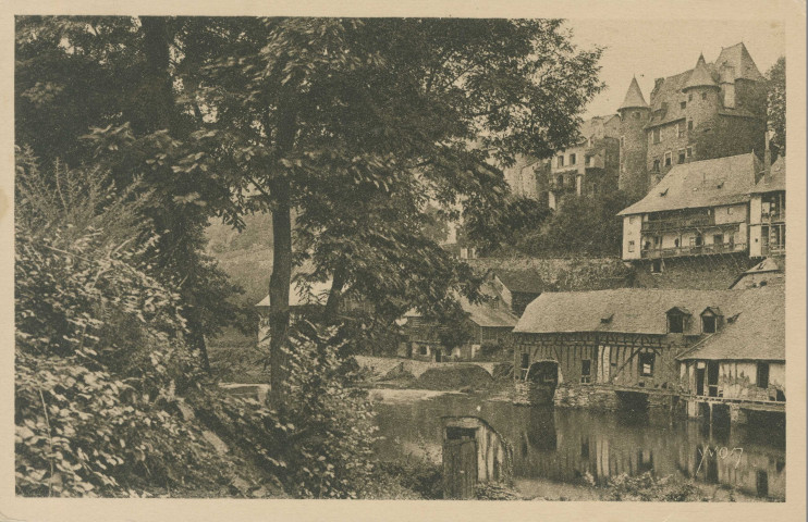 Uzerche : "30 - La douce France - La région du Limousin - Uzerche. - Une des villes les plus curieuses de la France par son site et son caractère archaïque".