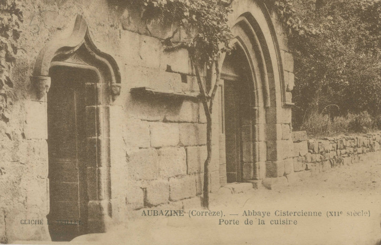Aubazine : "Aubazine (Corrèze) - Abbaye cistercienne (XIIe siècle) - Porte de la cuisine".