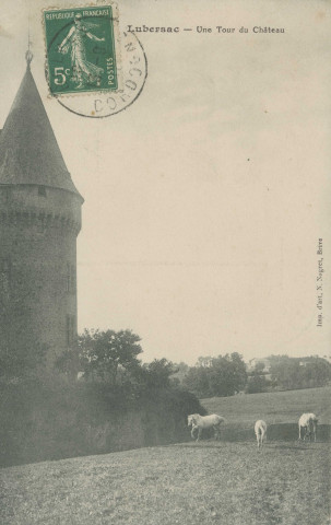Lubersac : "Corrèze - Lubersac - Une tour du château". Le texte de la carte postale est en partie illisible, occulté par un timbre poste.