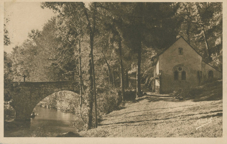 Corrèze : "La Corrèze touristique - 7054 Corrèze. - Le pont et la chapelle".