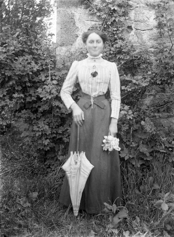 Portraits en pied : femmes au jardin.