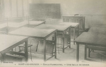 Bort-les-Orgues : "4 - Bort-les-Orgues - Ecole Marmontel. - Une salle de dessin".