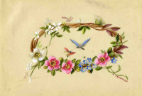 Une couronne de fleurs et deux papillons.