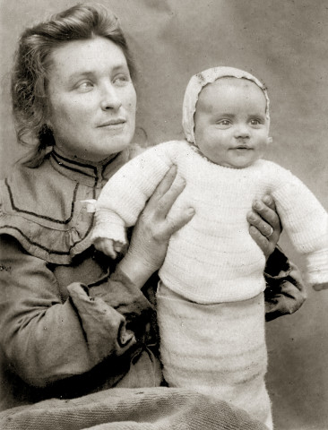 Portrait de femme (Juliette Guinot ?) et bébé, à mi-corps.