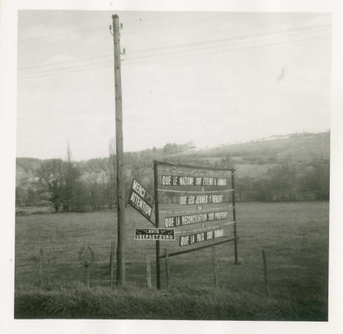 Panneau routier amovible du Comité pour léguer l'Esprit de la Résistance (CLER).