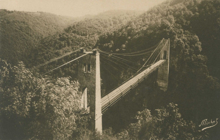 Lapleau : "La Corrèze touristique - 23. Gorges de la Luzège - Lapleau - Viaduc de la Roche Taillade entre Lapleau et soursac".