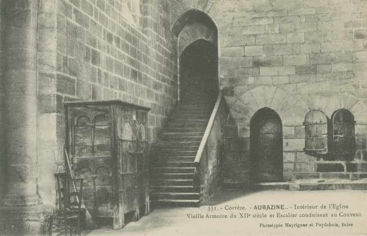 Aubazine : "331. - Corrèze - Aubazine - Intérieur de l'église - Vieille armoire du XIIe siècle et escalier conduisant au couvent".