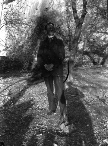 Portrait en pied en extérieur.