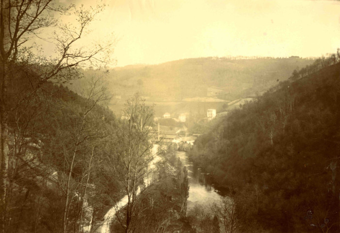 Vue sur la vallée de la Corrèze en hiver.