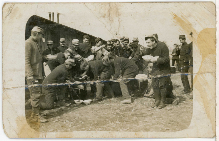 [Camp de Würzburg] : distribution collective du repas des prisonniers.