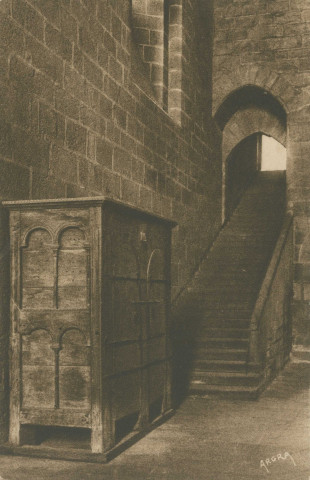 Aubazine : "Obazine (Corrèze) - Abbaye cistercienne (XIIe siècle) - Armoire (XIIe siècle) - escalier reliant l'église au monastère".