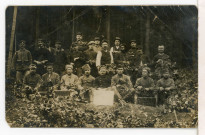 [Camp de Würzburg] : portrait d'un groupe de prisonniers de différentes nationalités dans une clairière.