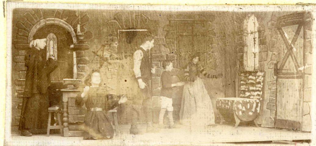 "Le Mystère de Saint-Etienne d'Aubazine" interprété par des enfants.