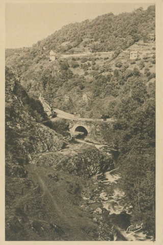 Gimel : "La Corrèze touristique - 30. Gimel. - Les gorges et le pont chemin des cascades".