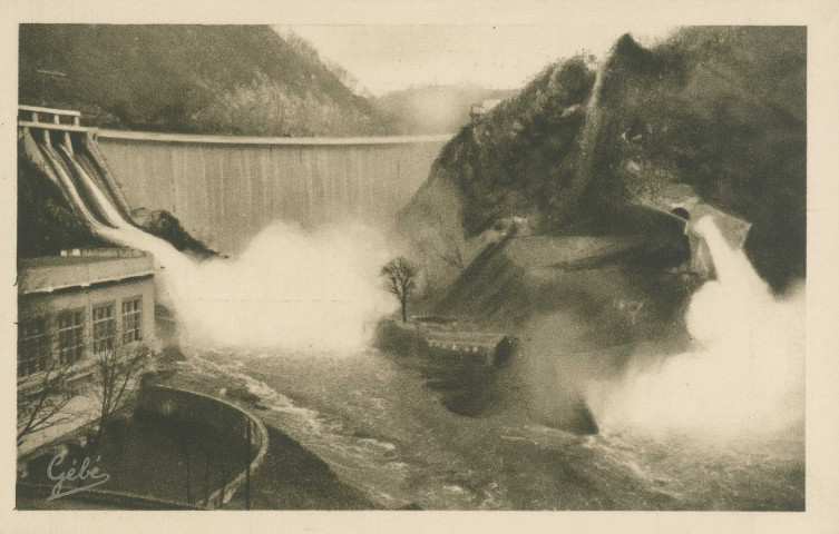 Liginiac : "Le barrage de Marèges (Corrèze) - Les évacuateurs de crues en fonctionnement".