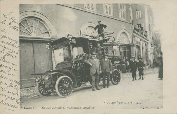 Tulle : "5 Corrèze - L'autobus". Il s'agit de l'autobus reliant Corrèze à Tulle, cliché pris quai de Lyon (Aristide-Briand).